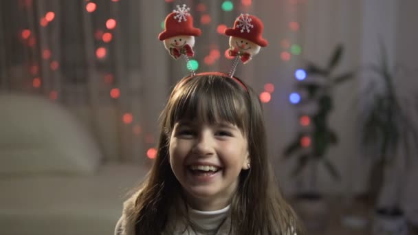 Retrato de menina sorridente jovem — Vídeo de Stock