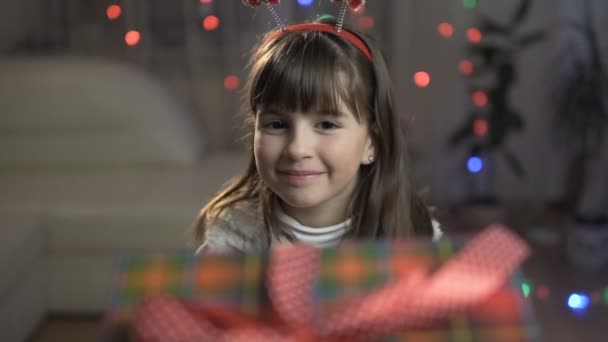 Chica sorprendida por caja de regalo — Vídeos de Stock