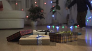 Mutlu çocuklar alma onların Noel hediye kutuları