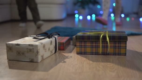 Счастливые дети возвращают коробки с рождественскими подарками — стоковое видео