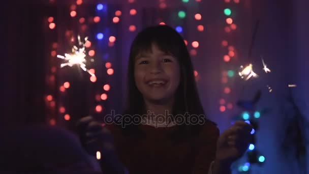 Menina se divertindo com sparklers — Vídeo de Stock