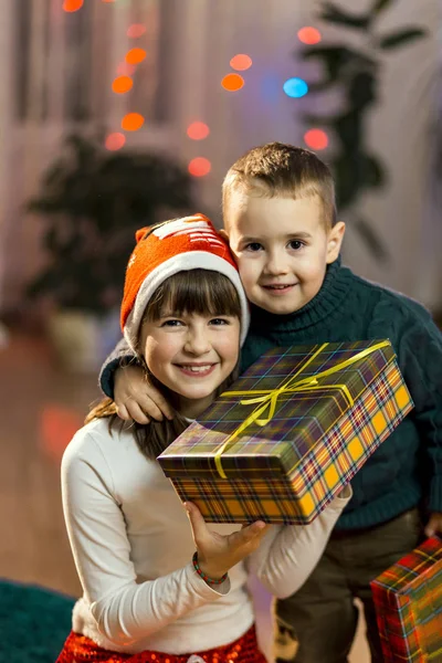 Due bambini sorridenti con confezione regalo — Foto Stock