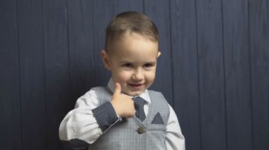 Başparmak zarif çocuk çocuk ortaya