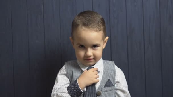 エレガントなキッド少年は彼のネクタイを修正します。 — ストック動画
