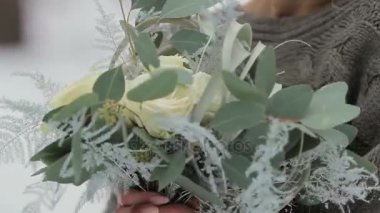 Güzel sarışın kız kış ormanda bir buket Holding