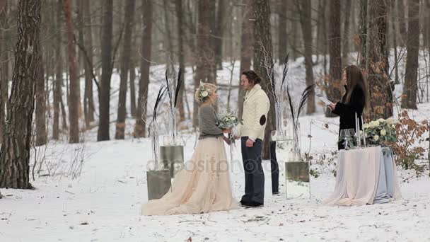 Ceremonia de compromiso nupcial en el bosque de invierno — Vídeos de Stock