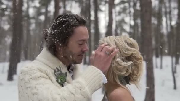 冬季森林行走的新婚夫妇 — 图库视频影像