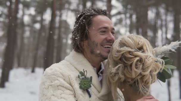 Invierno bosque caminando de boda pareja — Vídeos de Stock