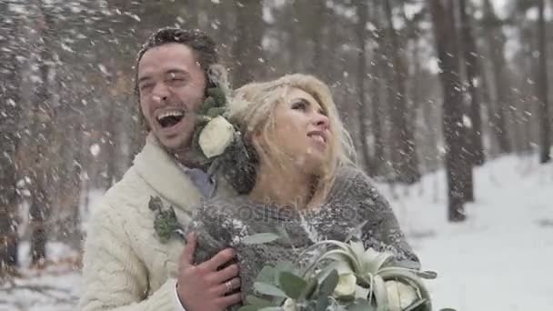 Floresta de Inverno Caminhada de Casal de Casamento — Vídeo de Stock