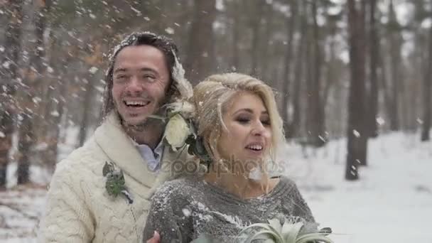 Invierno bosque caminando de boda pareja — Vídeos de Stock