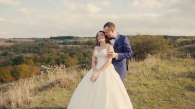 Çift düğün kucaklayan