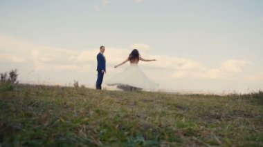 Düğün çifti eğleniyor