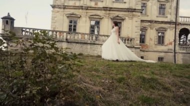 Güzel gelin önce kaleye yürüyüş