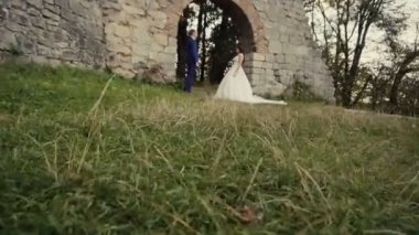 Düğün çift kucaklayan önce eski duvar rock