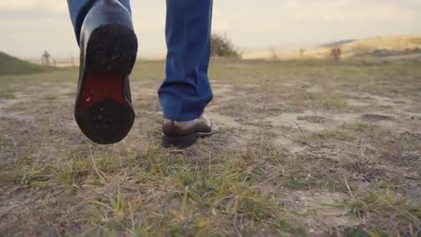 Mann zu Fuß Stiefel Schritte — Stockvideo