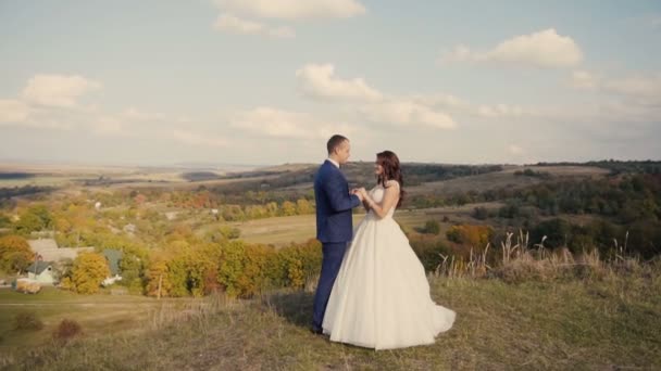 Hochzeitspaar auf Bergwanderung — Stockvideo