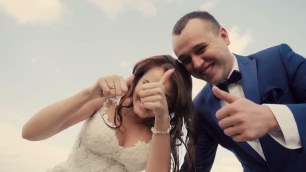 Свадебная пара веселится — стоковое видео