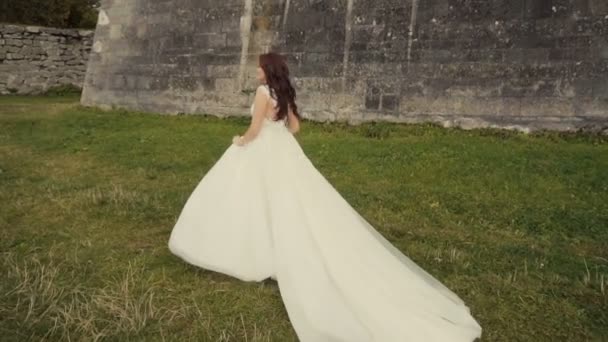 Schöne Braut läuft vor Schloss — Stockvideo