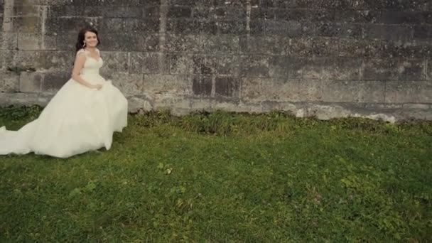 Hermosa novia corriendo antes del castillo — Vídeos de Stock