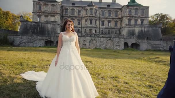 Boda pareja reunión antes de castillo — Vídeos de Stock