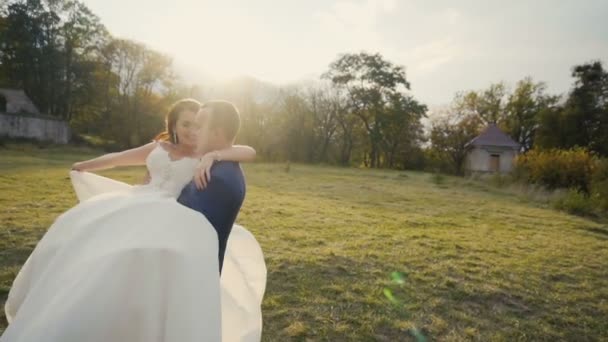 couple de mariage s'amuser 