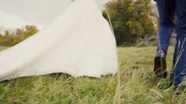 Pareja de boda caminando antes del castillo — Vídeos de Stock