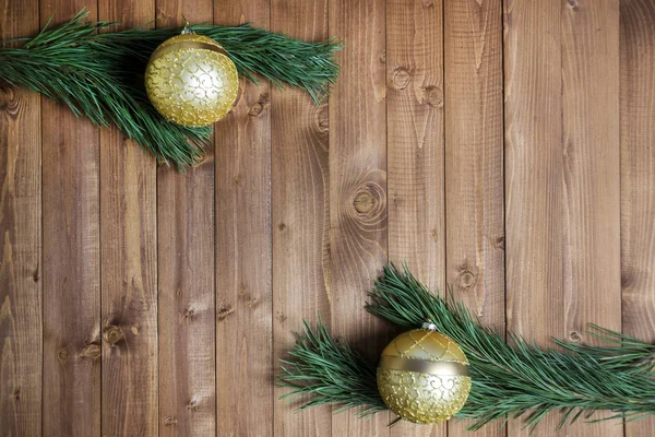Ramas decoradas de Navidad sobre fondo de madera — Foto de Stock