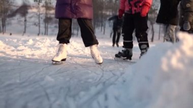 Çocuklar buz donmuş gölde buz pateni
