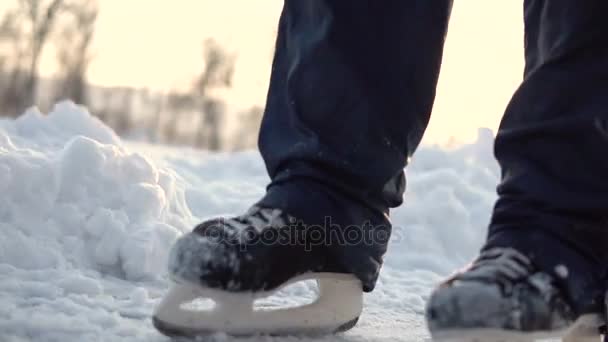 Amatorskie łyżwiarka figurowa na zamarzniętym jeziorze — Wideo stockowe