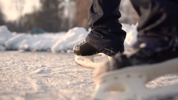 Amateur schaatser op bevroren meer — Stockvideo