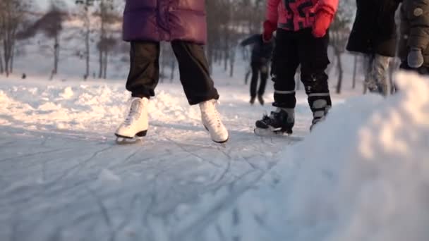 Детское катание на коньках на замерзшем озере — стоковое видео