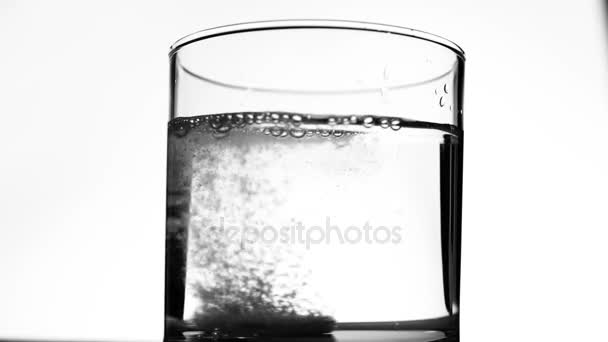 Едкая кислота в стакане воды — стоковое видео
