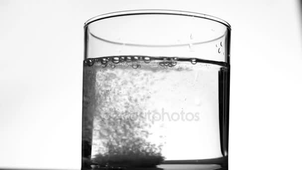 Brausetablette mit Antazida im Glas Wasser — Stockvideo