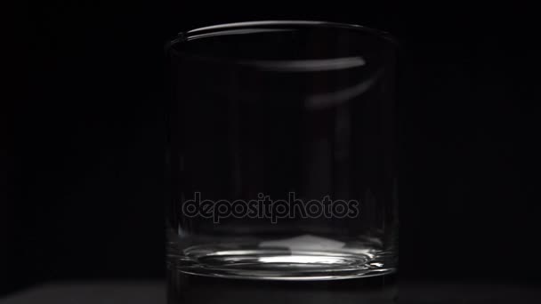 Derramando água em vidro — Vídeo de Stock