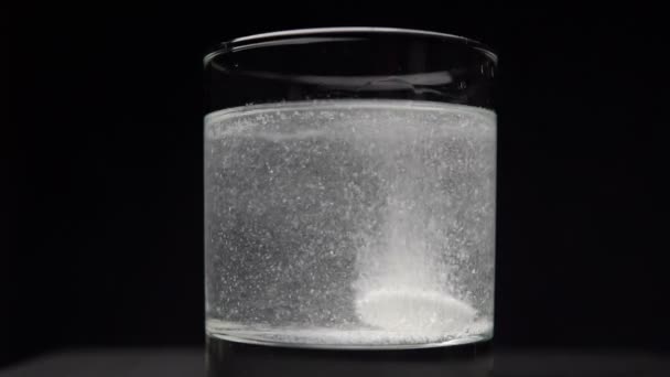 Comprimido antiácido efervescente en vaso de agua — Vídeo de stock
