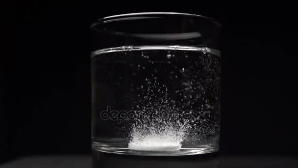 Comprimido de ácido efervescente em vidro de água — Vídeo de Stock