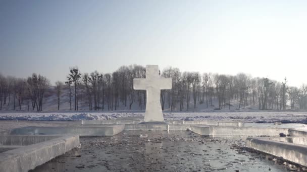 Cruz de hielo escultura — Vídeo de stock