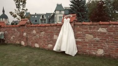 Tuğla duvar beyaz elbise