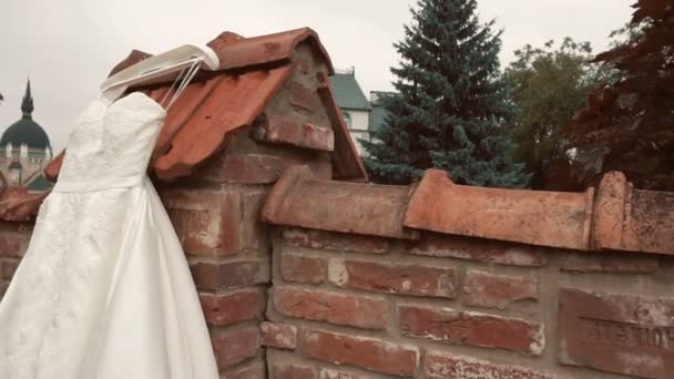 Robe blanche sur le mur de briques — Video