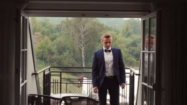 Genç adam otel odasına geliyor