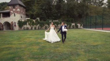 Parkta yürüyen bir çift.