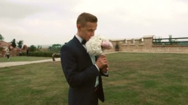 Çekici damat gelin için bekliyor