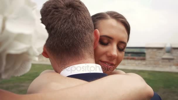 Pareja de boda y ramo — Vídeos de Stock