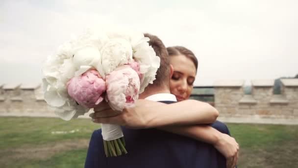 Pareja de boda y ramo — Vídeos de Stock