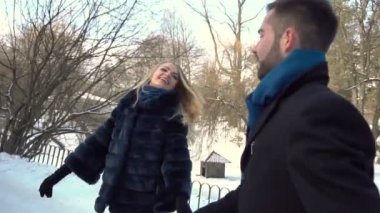 Genç çift Kış parkta yürüyor