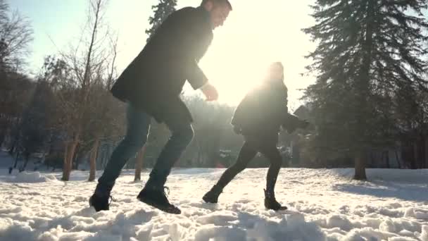 Νεαρό ζευγάρι παίζει χιονόμπαλες — Αρχείο Βίντεο