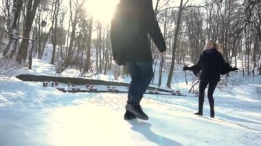 Çocuk kış parkta kızla tanışır