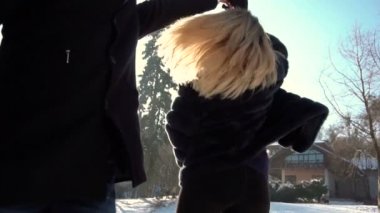 Genç çift Kış parkta yürüyor