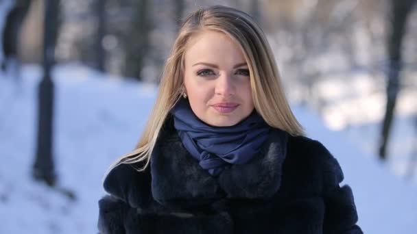 Porträtt av vacker blond flicka — Stockvideo
