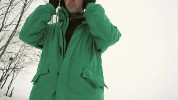 Сноубордист носит черные сапоги — стоковое видео